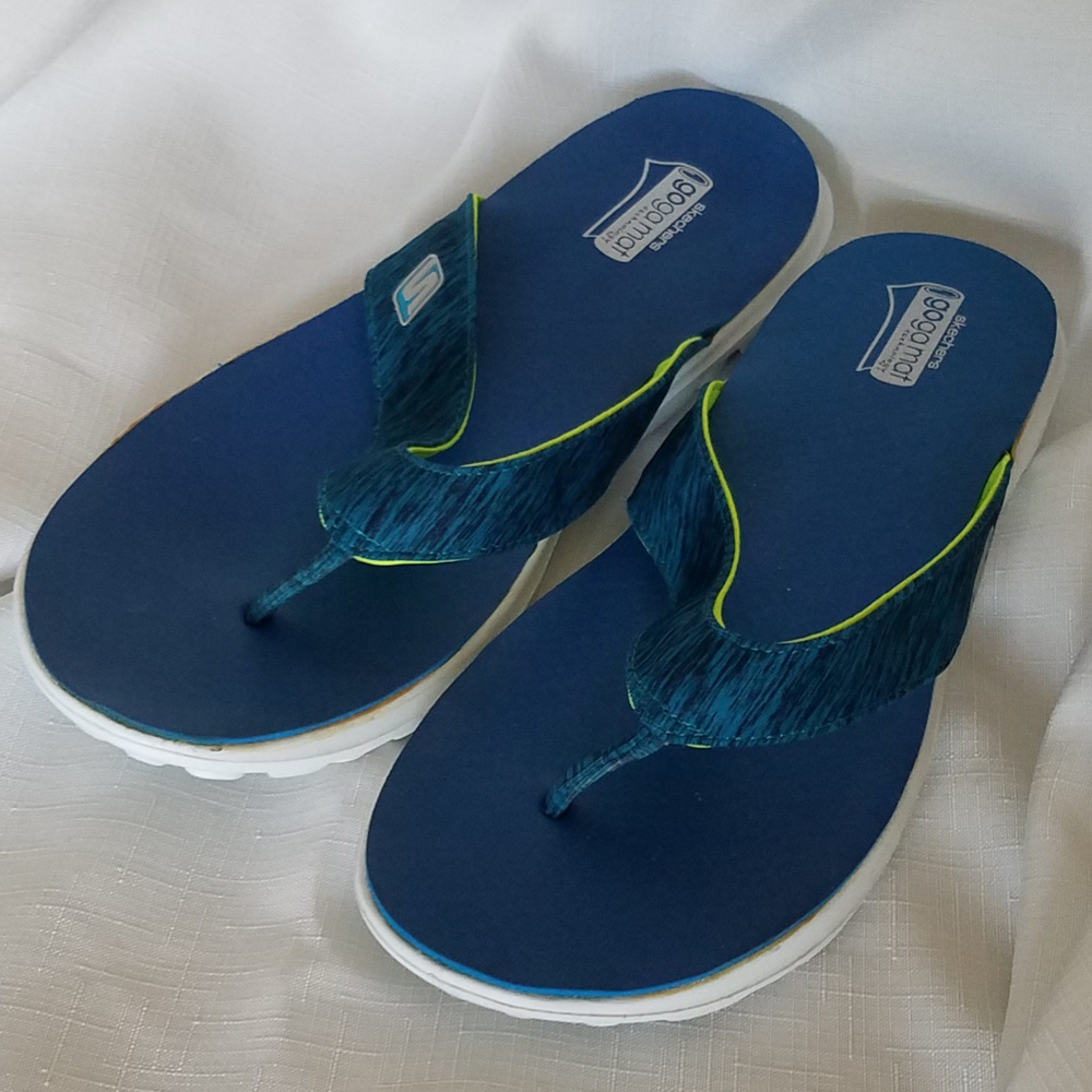 Skechers on-the-go thong sandals size 10